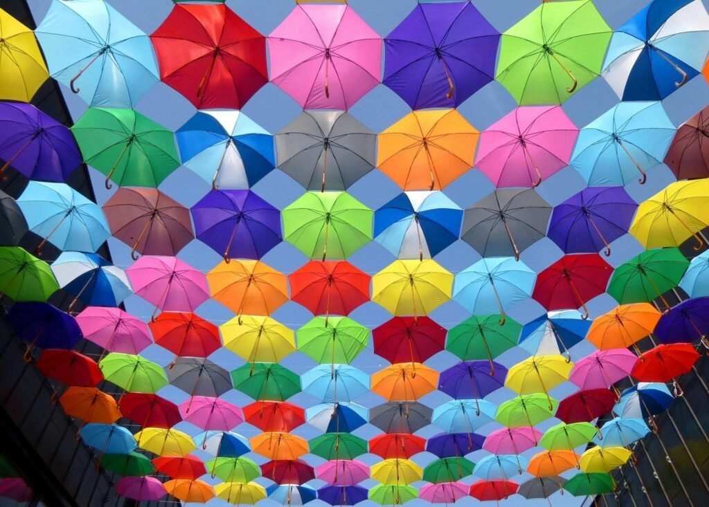 plusieurs parapluies multicouleurs